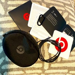 NWOT Dr Dre Beats Case, Charger, Manuels ,Sticker & Carabiner